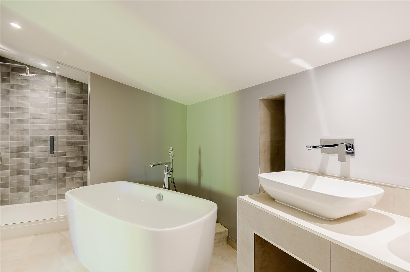 5 Bedrooms, House - Semi-Detached